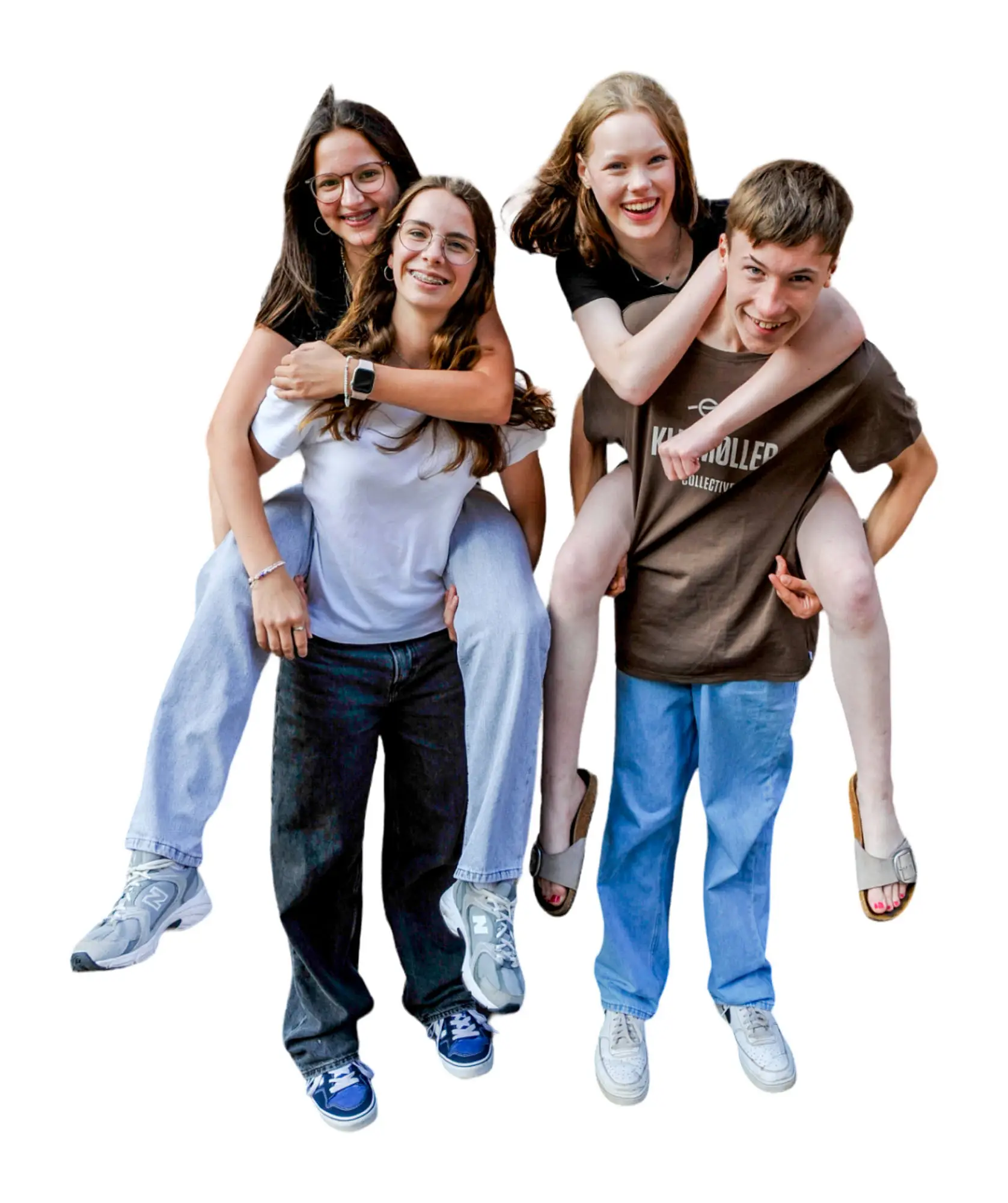 Vier Jugendliche Huckepack